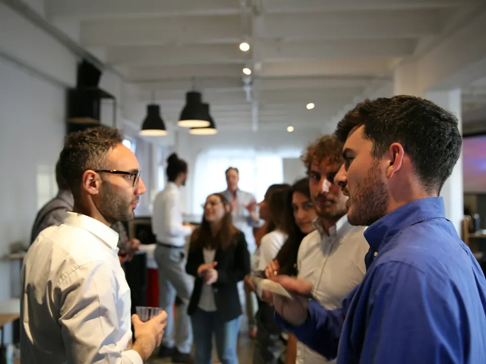 Zwei Männer im Gespräch auf einer Networking-Veranstaltung