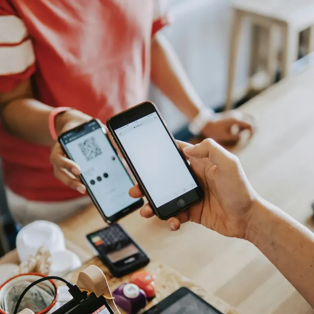 Ein Smartphone scannt den QR-Code auf dem Display eines anderen Smartphones